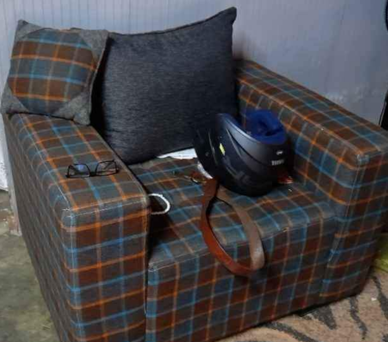 Complete living room armchair plus the table for sale for travel reasons