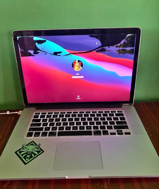 I7 8Gb de Ram MacBook Pro con Detalle en pantalla