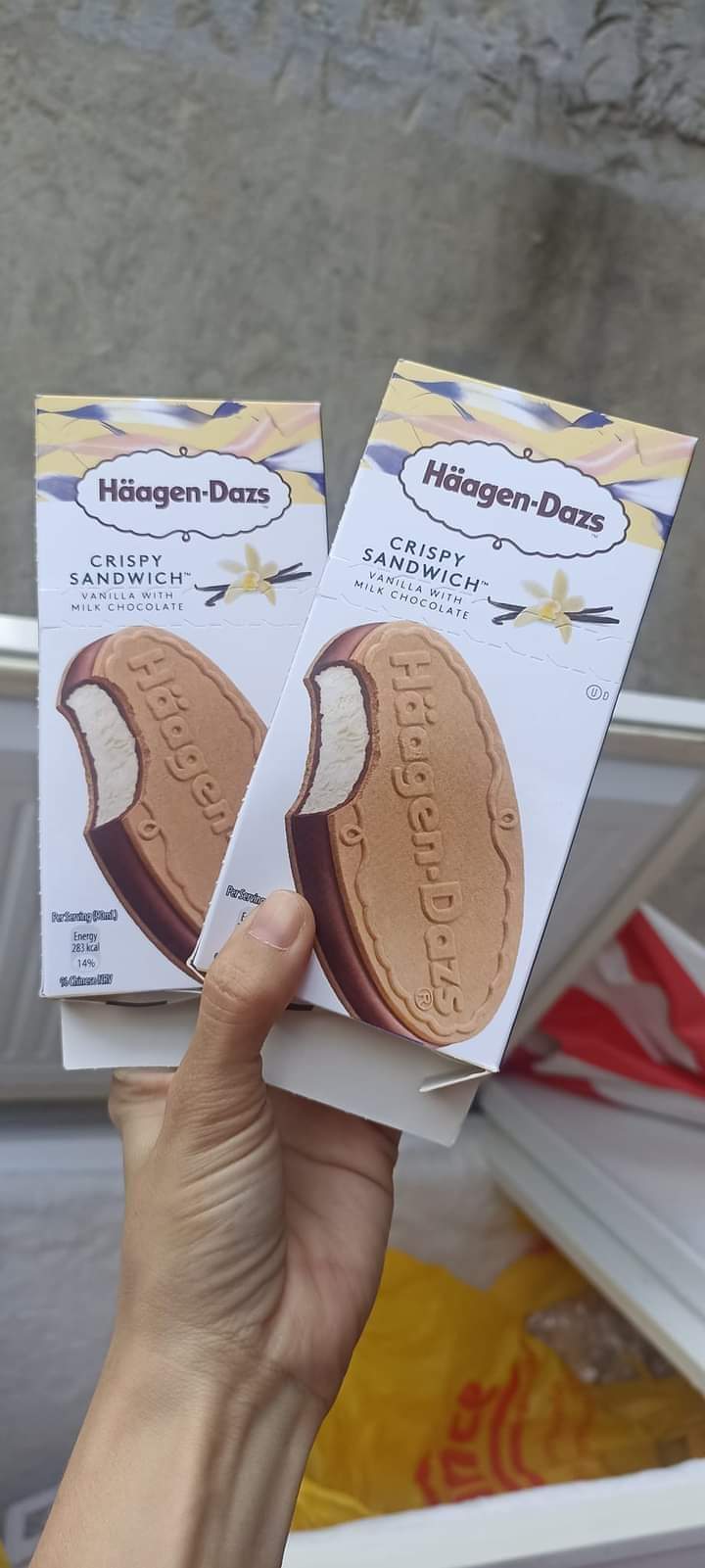 HAAGEN-DAZS CRISPY SANDWICH ICE CREAM!