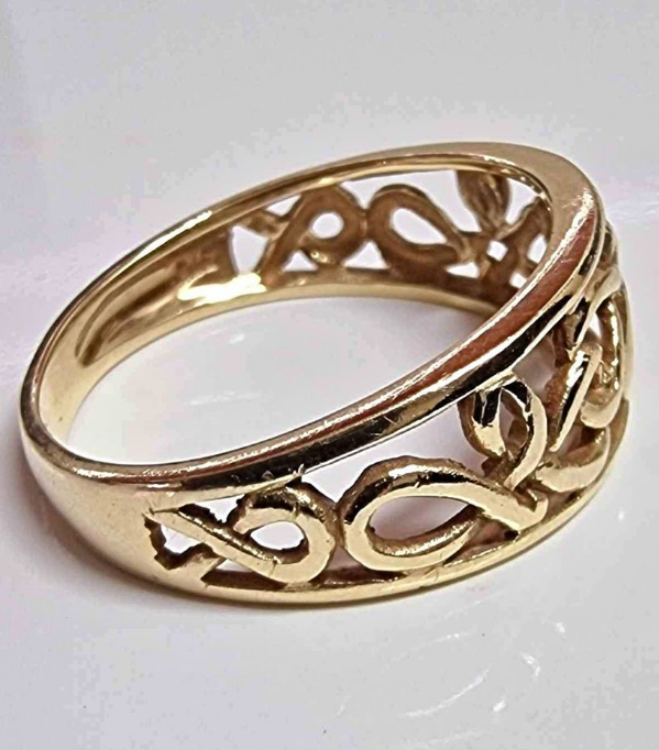 Pretty 9ct Yellow Gold CELTIC Ring  Size O